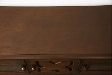 和製ビンテージ　ナッツファニチャー　力強い彫刻が目を惹く民芸風サイドボード(ヴィンテージ、サイドキャビネット、戸棚、収納棚、食器棚、カップボード)(R-060726)