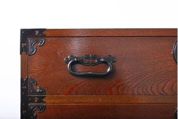 和製アンティーク　超美品　上手物!!　前面欅(ケヤキ)材　中桐　細やかなデザインの金具が目を惹く六丁引き重ね庄内箪笥(衣装箪笥、収納箪笥、桐箪笥、桐たんす、和タンス、引き出し)(R-060727)