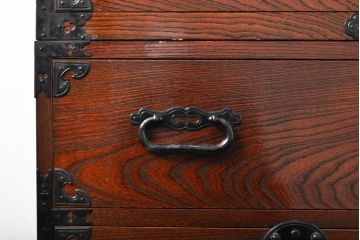 和製アンティーク　超美品　上手物!!　前面欅(ケヤキ)材　中桐　細やかなデザインの金具が目を惹く六丁引き重ね庄内箪笥(衣装箪笥、収納箪笥、桐箪笥、桐たんす、和タンス、引き出し)(R-060727)