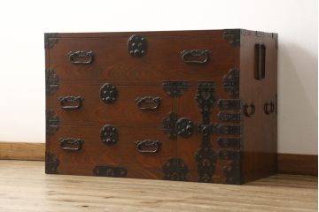 和製アンティーク　超美品　上手物!!　前面欅(ケヤキ)材　中桐　細やかなデザインの金具が目を惹く庄内箪笥ローボード(衣装箪笥、収納箪笥、桐箪笥、桐たんす、和タンス、引き出し)(R-060729)