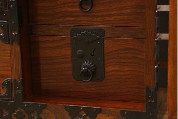 和製アンティーク　超美品　上手物!!　前面欅(ケヤキ)材　中桐　細やかなデザインの金具が目を惹く庄内箪笥ローボード(衣装箪笥、収納箪笥、桐箪笥、桐たんす、和タンス、引き出し)(R-060729)