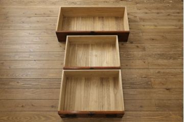 和製アンティーク　超美品　上手物!!　前面欅(ケヤキ)材　中桐　細やかなデザインの金具が目を惹く庄内箪笥ローボード(衣装箪笥、収納箪笥、桐箪笥、桐たんす、和タンス、引き出し)(R-060729)