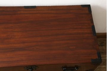 和製アンティーク　超美品　上手物!!　前面欅(ケヤキ)材　中桐　細やかなデザインの金具が目を惹く庄内箪笥ローボード(衣装箪笥、収納箪笥、桐箪笥、桐たんす、和タンス、引き出し)(R-060729)