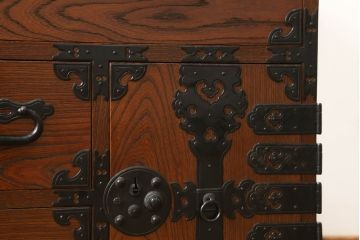 和製アンティーク　超美品　上手物!!　前面欅(ケヤキ)材　中桐　細やかなデザインの金具が目を惹く庄内箪笥ローボード(衣装箪笥、収納箪笥、桐箪笥、桐たんす、和タンス、引き出し)(R-060729)