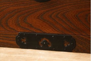 和製アンティーク　超美品　上手物!!　前面欅(ケヤキ)材　中桐　細やかなデザインの金具が目を惹く庄内箪笥ローボード(衣装箪笥、収納箪笥、桐箪笥、桐たんす、和タンス、引き出し)(R-060729)