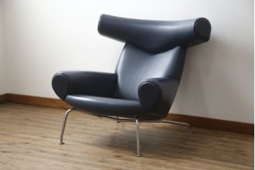 中古　デンマーク　Hans J Wegner(ハンス・J・ウェグナー)デザイン　EJ 100　ユニークなデザインが空間のアクセントになる本革オックスチェア(1人掛けソファ、サロンチェア、1P、レザー、北欧)(定価約170万円)(R-060733)