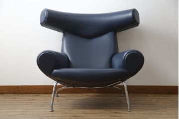 中古　デンマーク　Hans J Wegner(ハンス・J・ウェグナー)デザイン　EJ 100　ユニークなデザインが空間のアクセントになる本革オックスチェア(1人掛けソファ、サロンチェア、1P、レザー、北欧)(定価約170万円)(R-060733)