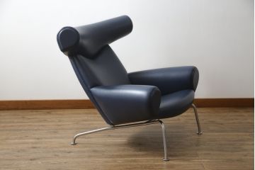 中古　デンマーク　Hans J Wegner(ハンス・J・ウェグナー)デザイン　EJ 100　ユニークなデザインが空間のアクセントになる本革オックスチェア(1人掛けソファ、サロンチェア、1P、レザー、北欧)(定価約170万円)(R-060733)