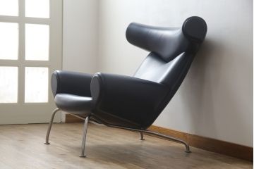 中古　デンマーク　Hans J Wegner(ハンス・J・ウェグナー)デザイン　EJ 100　ユニークなデザインが空間のアクセントになる本革オックスチェア(1人掛けソファ、サロンチェア、1P、レザー、北欧)(定価約170万円)(R-060733)