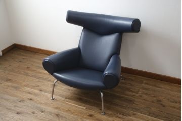 中古　デンマーク　Hans J Wegner(ハンス・J・ウェグナー)デザイン　EJ 100　ユニークなデザインが空間のアクセントになる本革オックスチェア(1人掛けソファ、サロンチェア、1P、レザー、北欧)(定価約170万円)(R-060733)