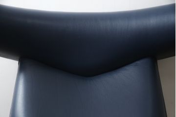 中古　デンマーク　Hans J Wegner(ハンス・J・ウェグナー)デザイン　EJ 100　ユニークなデザインが空間のアクセントになる本革オックスチェア(1人掛けソファ、サロンチェア、1P、レザー、北欧)(定価約170万円)(R-060733)