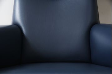 中古　デンマーク　Hans J Wegner(ハンス・J・ウェグナー)デザイン　EJ 100　ユニークなデザインが空間のアクセントになる本革オックスチェア(1人掛けソファ、サロンチェア、1P、レザー、北欧)(定価約170万円)(R-060733)