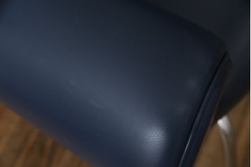 中古　デンマーク　Hans J Wegner(ハンス・J・ウェグナー)デザイン　EJ 100　ユニークなデザインが空間のアクセントになる本革オックスチェア(1人掛けソファ、サロンチェア、1P、レザー、北欧)(定価約170万円)(R-060733)