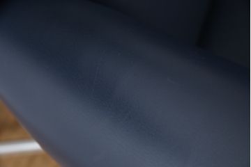 中古　デンマーク　Hans J Wegner(ハンス・J・ウェグナー)デザイン　EJ 100　ユニークなデザインが空間のアクセントになる本革オックスチェア(1人掛けソファ、サロンチェア、1P、レザー、北欧)(定価約170万円)(R-060733)