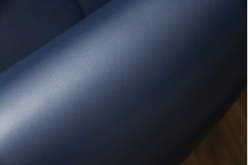 中古　デンマーク　Hans J Wegner(ハンス・J・ウェグナー)デザイン　EJ 100　ユニークなデザインが空間のアクセントになる本革オックスチェア(1人掛けソファ、サロンチェア、1P、レザー、北欧)(定価約170万円)(R-060733)