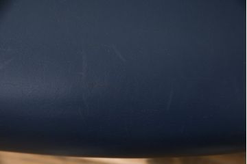 中古　デンマーク　Hans J Wegner(ハンス・J・ウェグナー)デザイン　EJ 100　ユニークなデザインが空間のアクセントになる本革オックスチェア(1人掛けソファ、サロンチェア、1P、レザー、北欧)(定価約170万円)(R-060733)