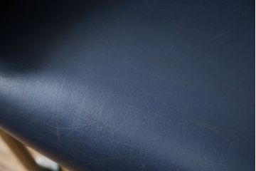 中古　デンマーク　Hans J Wegner(ハンス・J・ウェグナー)デザイン　EJ 100　ユニークなデザインが空間のアクセントになる本革オックスチェア(1人掛けソファ、サロンチェア、1P、レザー、北欧)(定価約170万円)(R-060733)
