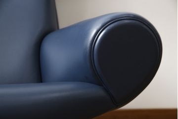 中古　デンマーク　Hans J Wegner(ハンス・J・ウェグナー)デザイン　EJ 100　ユニークなデザインが空間のアクセントになる本革オックスチェア(1人掛けソファ、サロンチェア、1P、レザー、北欧)(定価約170万円)(R-060733)