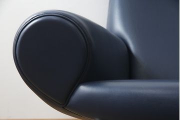 中古　デンマーク　Hans J Wegner(ハンス・J・ウェグナー)デザイン　EJ 100　ユニークなデザインが空間のアクセントになる本革オックスチェア(1人掛けソファ、サロンチェア、1P、レザー、北欧)(定価約170万円)(R-060733)