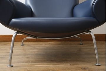 中古　デンマーク　Hans J Wegner(ハンス・J・ウェグナー)デザイン　EJ 100　ユニークなデザインが空間のアクセントになる本革オックスチェア(1人掛けソファ、サロンチェア、1P、レザー、北欧)(定価約170万円)(R-060733)