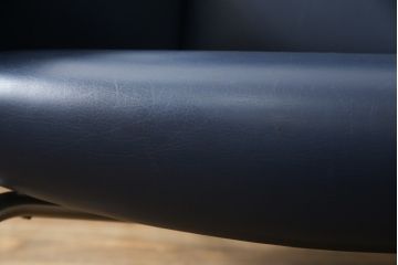 中古　デンマーク　Hans J Wegner(ハンス・J・ウェグナー)デザイン　EJ 100　ユニークなデザインが空間のアクセントになる本革オックスチェア(1人掛けソファ、サロンチェア、1P、レザー、北欧)(定価約170万円)(R-060733)