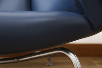 中古　デンマーク　Hans J Wegner(ハンス・J・ウェグナー)デザイン　EJ 100　ユニークなデザインが空間のアクセントになる本革オックスチェア(1人掛けソファ、サロンチェア、1P、レザー、北欧)(定価約170万円)(R-060733)