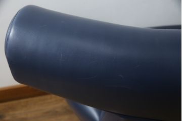 中古　デンマーク　Hans J Wegner(ハンス・J・ウェグナー)デザイン　EJ 100　ユニークなデザインが空間のアクセントになる本革オックスチェア(1人掛けソファ、サロンチェア、1P、レザー、北欧)(定価約170万円)(R-060733)