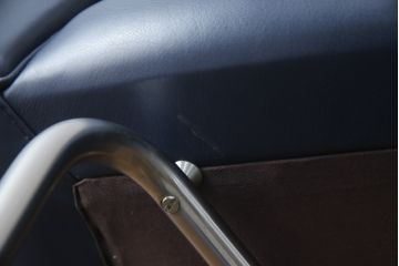 中古　デンマーク　Hans J Wegner(ハンス・J・ウェグナー)デザイン　EJ 100　ユニークなデザインが空間のアクセントになる本革オックスチェア(1人掛けソファ、サロンチェア、1P、レザー、北欧)(定価約170万円)(R-060733)