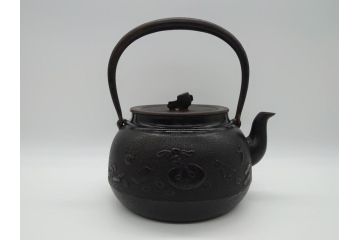 古い正寿堂　宝尽くし紋　打ち出の小槌　小判　縁起の良いモチーフが魅力の鉄瓶(茶道具)(R-060735)