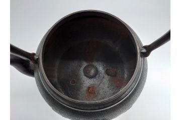古い正寿堂　宝尽くし紋　打ち出の小槌　小判　縁起の良いモチーフが魅力の鉄瓶(茶道具)(R-060735)