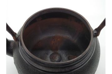 古い正寿堂　宝尽くし紋　打ち出の小槌　小判　縁起の良いモチーフが魅力の鉄瓶(茶道具)(R-060735)