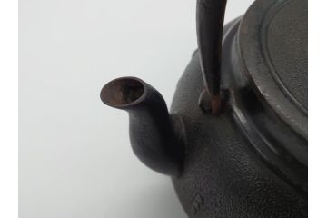古い正寿堂　宝尽くし紋　打ち出の小槌　小判　縁起の良いモチーフが魅力の鉄瓶(茶道具)(R-060735)