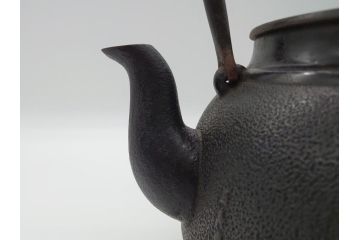 古い正寿堂　宝尽くし紋　打ち出の小槌　小判　縁起の良いモチーフが魅力の鉄瓶(茶道具)(R-060735)
