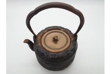 アンティーク　祥雲堂　鳥図やぷっくりしたデザインの摘みが素敵な鉄瓶(銅蓋、茶道具)(R-060751)