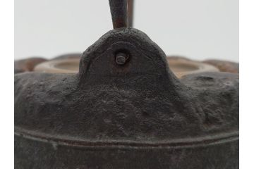 アンティーク　祥雲堂　鳥図やぷっくりしたデザインの摘みが素敵な鉄瓶(銅蓋、茶道具)(R-060751)