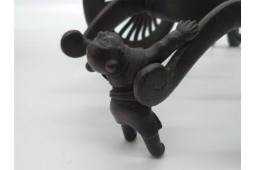 アンティーク　古銅　一生懸命に車を牽く唐子がかわいい御所車薄端(花器、真鍮)(R-060752)