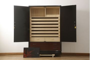 中古　美品　最高級!!　讃岐漆芸　蒟醤(きんま)塗り　緻密なデザインの絵柄が見事な着物箪笥(衣装箪笥、収納箪笥、和タンス、引き出し)(定価約200万円)(R-060773)