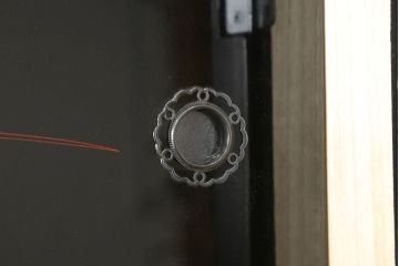中古　美品　最高級!!　讃岐漆芸　蒟醤(きんま)塗り　緻密なデザインの絵柄が見事な着物箪笥(衣装箪笥、収納箪笥、和タンス、引き出し)(定価約200万円)(R-060773)