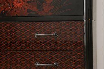 中古　美品　最高級!!　讃岐漆芸　蒟醤(きんま)塗り　緻密なデザインの絵柄が見事な着物箪笥(衣装箪笥、収納箪笥、和タンス、引き出し)(定価約200万円)(R-060773)