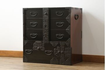 和製アンティーク　黒漆塗り　上手物!凝ったつくりの厚手金具が存在感を放つ庄内小箪笥(庄内箪笥、小物収納、収納箪笥、和タンス)(R-060777)