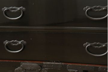 和製アンティーク　黒漆塗り　上手物!凝ったつくりの厚手金具が存在感を放つ庄内小箪笥(庄内箪笥、小物収納、収納箪笥、和タンス)(R-060777)