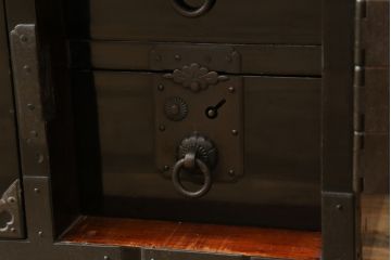 和製アンティーク　黒漆塗り　上手物!凝ったつくりの厚手金具が存在感を放つ庄内小箪笥(庄内箪笥、小物収納、収納箪笥、和タンス)(R-060777)
