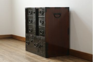 和製アンティーク　黒漆塗り　上手物!凝ったつくりの厚手金具が存在感を放つ庄内小箪笥(庄内箪笥、小物収納、収納箪笥、和タンス)(R-060777)