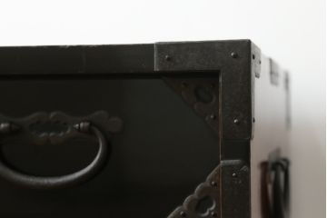 和製アンティーク　黒漆塗り　上手物!凝ったつくりの厚手金具が存在感を放つ庄内小箪笥(庄内箪笥、小物収納、収納箪笥、和タンス)(R-060777)