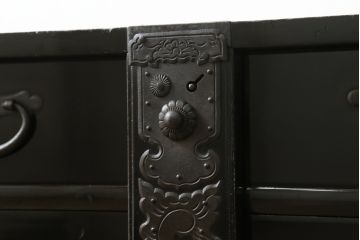 和製アンティーク　黒漆塗り　上手物!凝ったつくりの厚手金具が存在感を放つ庄内小箪笥(庄内箪笥、小物収納、収納箪笥、和タンス)(R-060777)