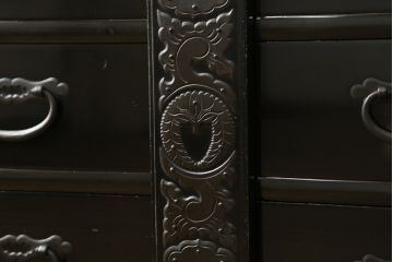 和製アンティーク　黒漆塗り　上手物!凝ったつくりの厚手金具が存在感を放つ庄内小箪笥(庄内箪笥、小物収納、収納箪笥、和タンス)(R-060777)