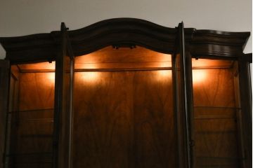 中古　超美品　DREXEL HERITAGE(ドレクセルヘリテイジ)　Grand Villa(グランドヴィラ)　照明付きのゴージャスなキャビネット(定価約130万円)(食器棚、カップボード、飾り棚、陳列棚)(R-060790)