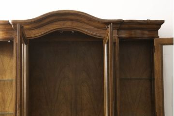 中古　超美品　DREXEL HERITAGE(ドレクセルヘリテイジ)　Grand Villa(グランドヴィラ)　照明付きのゴージャスなキャビネット(定価約130万円)(食器棚、カップボード、飾り棚、陳列棚)(R-060790)