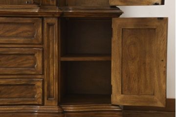 中古　超美品　DREXEL HERITAGE(ドレクセルヘリテイジ)　Grand Villa(グランドヴィラ)　照明付きのゴージャスなキャビネット(定価約130万円)(食器棚、カップボード、飾り棚、陳列棚)(R-060790)