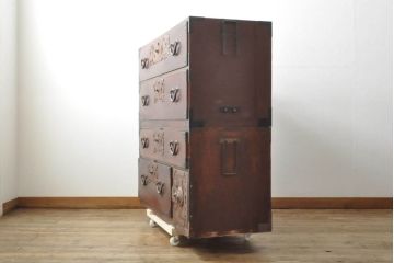 和製アンティーク　前面欅(ケヤキ)材　大振りの金具が存在感を放つ二段重ね仙台箪笥(和タンス、引き出し、収納箪笥、衣装箪笥)(R-060793)